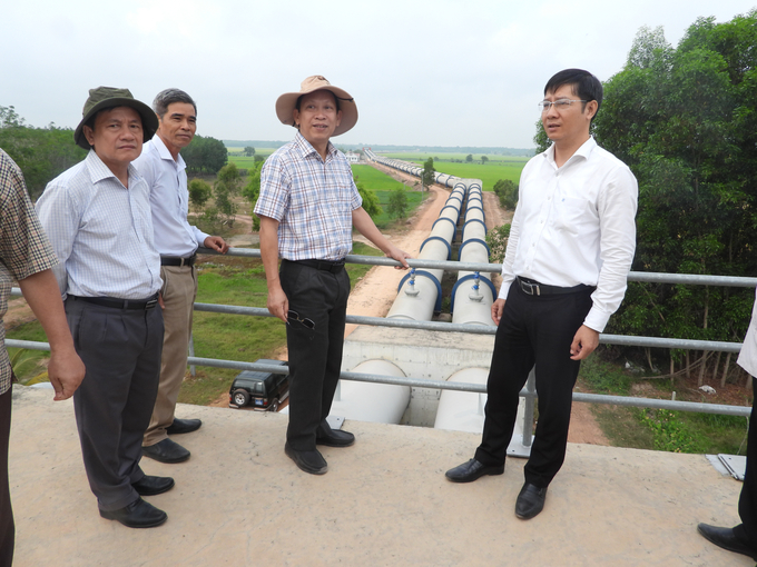 Bí thư tỉnh ủy Tây Ninh Nguyễn Thành Tâm (áo trắng) cùng đoàn công tác thị sát công trình thủy lợi Tây sông Vàm Cỏ. Ảnh: Trần Trung.