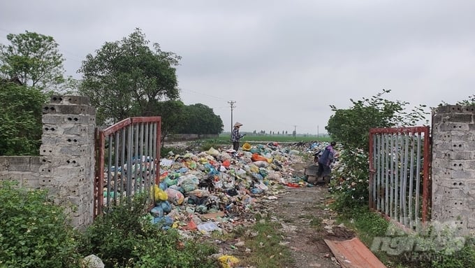 Bãi rác sinh hoạt lộ thiên của xã Đông Á. Ảnh: Thái Bình.