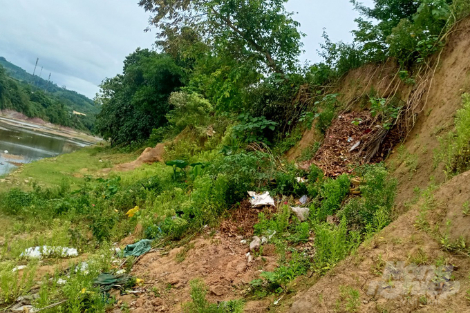 Người dân thôn A Ngo, xã A Ngo đang rất lo lắng vì sông Đakrông xâm lấn vào đất sản xuất, đất thổ cư và đường liên thôn. Ảnh: Võ Dũng.