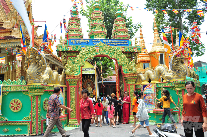 Hàng năm cứ đến trung tuần tháng tư dương lịch, đồng bào dân tộc Khmer nô nức đón mừng tết cổ truyền Chôl Chnăm Thmây. Theo Phật lịch của Phật giáo Nam tông Khmer (tức đầu tháng Chét là khoảng giữa tháng 4 dương lịch), đồng bào dân tộc Khmer tiến hành lễ vào năm mới của dân tộc mình.