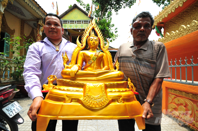 Trong nghi lễ, các nhà sư dùng những cành hoa, vẩy những giọt nước có ướp hương hoa thơm lên tượng Phật. Chư tăng cùng mọi người tắm các tượng Phật, giữa trưa cùng ngày.