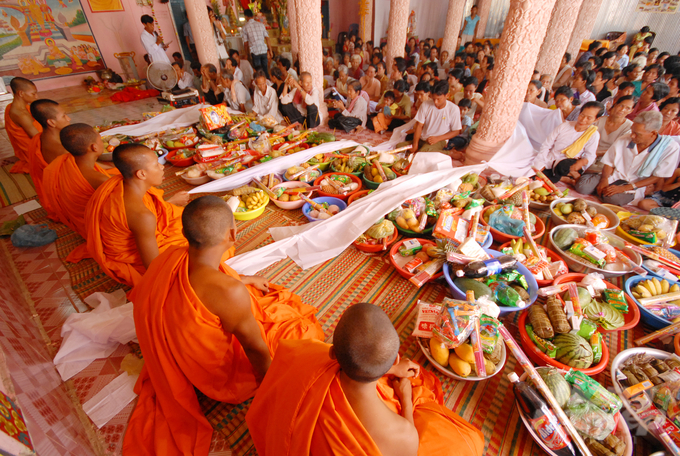 Nghi thức cuối, trong ngày Tết diễn ra tại Chùa  A-Cha, Ban quản trị đại diện đồng bào Phật tử Khmer cung thỉnh Chư tăng làm lễ cầu siêu (Khmer gọi là Băng-Sa-Kôl) để hồi hướng phước đến vong linh những người đã mất có quan hệ quyết thống với mình, nhất là những người có công tạo lập, các vị sư sãi quá cố đã hy sinh vì đạo pháp dân tộc, các anh hùng liệt sĩ đã hy sinh vì quốc gia dân tộc.