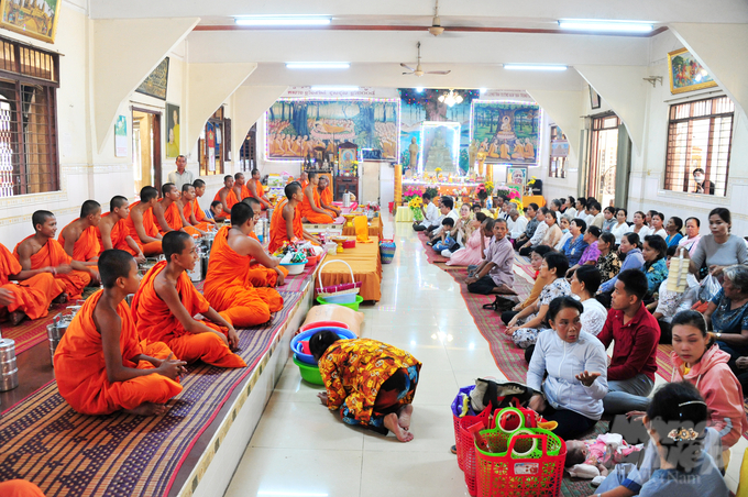 Theo quan niệm của đồng bào dân tộc Khmer, lúc giáp nắng và mùa mưa, là thời kỳ kết thúc mùa nắng chuẩn bị bước sang mùa mưa. Đây là thời điểm trời đất giao hòa, muôn cây xanh tốt, đâm chồi nảy lộc là sự khởi đầu cho một năm mới gọi là Chôl Chnăm Thmây (vào năm mới).