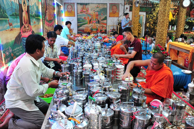 Ngày tết thứ ba 6/3 âm lịch (nhằm ngày 16/4 dương lịch) gọi là 'Lơn-sắtk' là ngày có rất nhiều ý nghĩa quan trọng đối với đồng bào Khmer, buổi sáng mọi người đến chùa dâng huê ẩm thực đến Chư tăng.