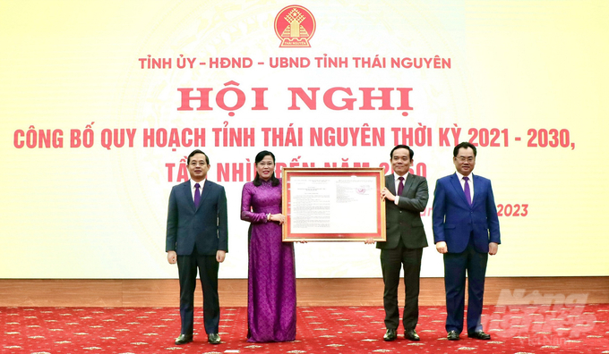 Phó Thủ tướng Chính phủ Trần Lưu Quang thay mặt Chính phủ trao Quyết định Quy hoạch cho lãnh đạo tỉnh Thái Nguyên. Ảnh: Toán Nguyễn.