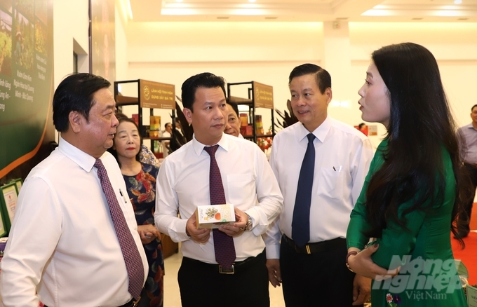 Bộ trưởng Lê Minh Hoan (bên trái) và lãnh đạo tỉnh Hà Giang trao đổi về các vấn đề liên quan đến phát triển nông nghiệp, nông dân, nông thôn. Ảnh: Đào Thanh.