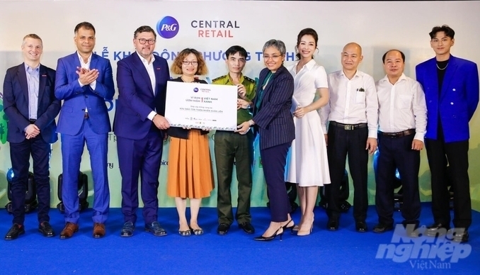 The launching ceremony of the program 'Nurturing a green Vietnam' between P&G Company and Central Retail Vietnam. Photo: Minh Sang.