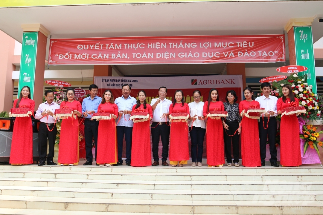 Lễ khánh thành Trường tiểu học và trung học cơ sở Sơn Hải, huyện Kiên Lương. Ảnh: Minh Khương.