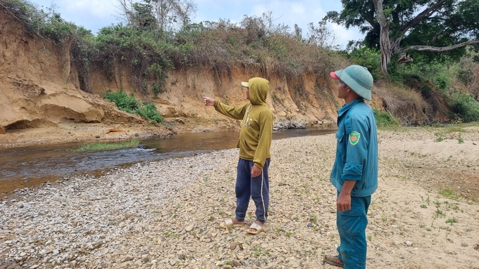 Suối A Reng bị sạt lở, vận chuyển nông sản gặp khó khăn. Ảnh Tuấn Anh.