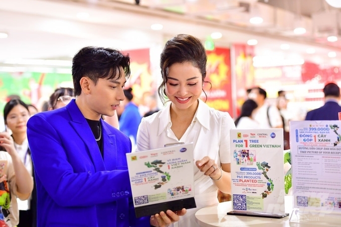 Singer Isaac attended the launching ceremony of the forest restoration project 'Nurturing a green Vietnam'. Photo: Minh Sang.