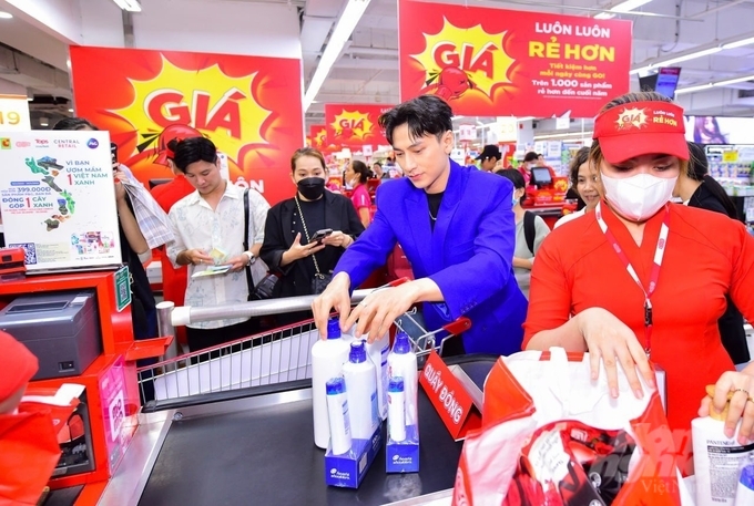 When shopping for P&G products at GO!, Big C, Tops Market, with a total value of VND 399,000 per order, consumers have contributed one forest tree to this meaningful project. Photo: Minh Sang.