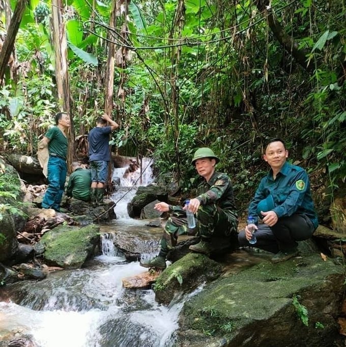 Bí thư Huyện ủy Nguyễn Anh Chuyên (giữa) khảo sát du lịch sinh thái ở Nghĩa Đô. Ảnh: Thanh Hải.