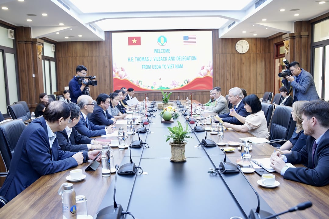 On the morning of April 18, Minister Le Minh Hoan held talks with US Secretary of Agriculture Thomas J. Vilsack. Photo: Linh Linh.