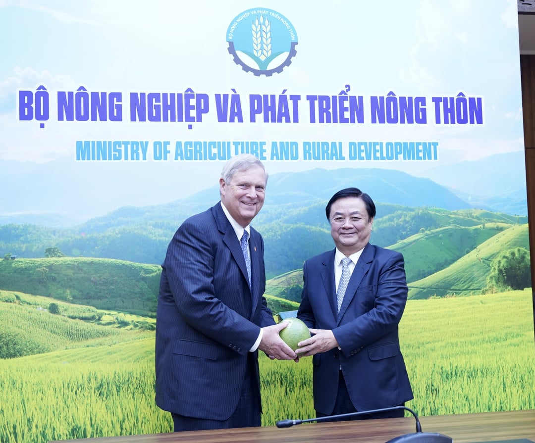 Bộ trưởng Lê Minh Hoan tặng quà là một quả bưởi da xanh cho Bộ trưởng Nông nghiệp Hoa Kỳ Thomas J. Vilsack. Ảnh: Linh Linh.