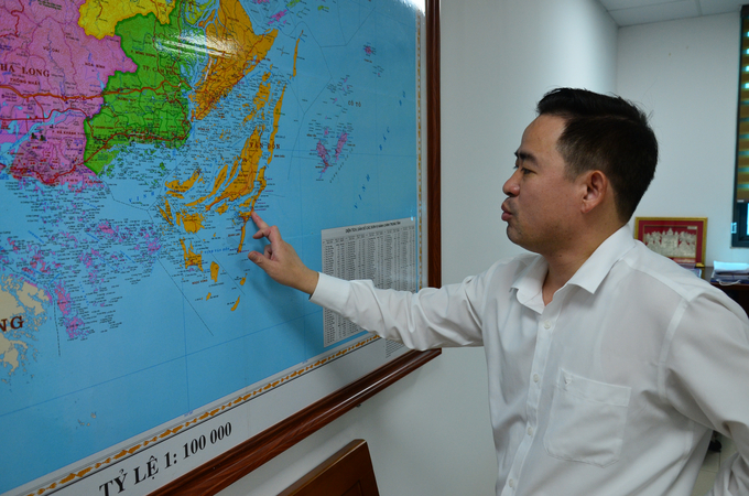 Ông Đỗ Đình Minh - Chi cục trưởng Chi cục Thủy sản Quảng Ninh chỉ trên bản đồ khu vực nuôi biển. Ảnh: Tiến Thành.