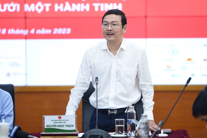 Ông Nguyễn Ngọc Thạch, Tổng biên tập Báo Nông nghiệp Việt Nam trả lời câu hỏi của các phóng viên, nhà báo liên quan đến vấn đề tác nghiệp, cung cấp thông tin của hội nghị.