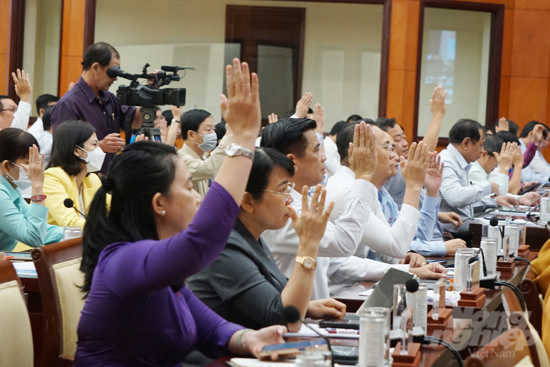 Các đại biểu thông qua các tờ trình của UBND TP. HCM tại Kỳ họp thứ 9 - kỳ họp chuyên đề HĐND TP. HCM Khóa X nhiệm kỳ 2021-2026. Ảnh: Nguyễn Thủy.