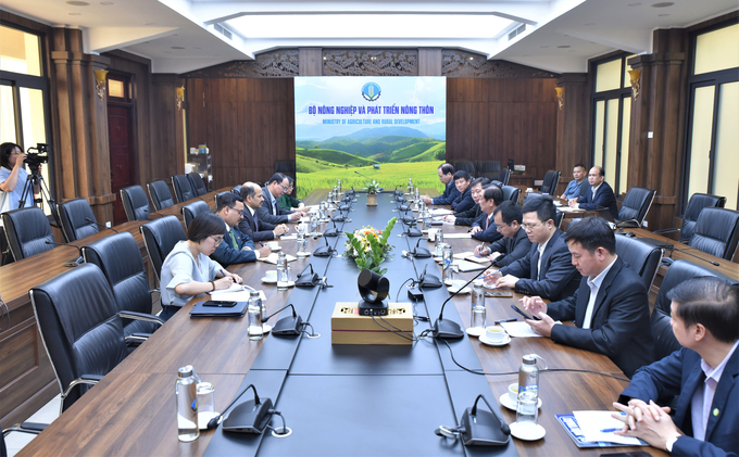 Minister Le Minh Hoan and heads of units under the Ministry of Agriculture and Rural Development in a meeting with Mr. Sandeep Arya, Ambassador Extraordinary and Plenipotentiary of India to Vietnam. Photo:  Pham Hieu.