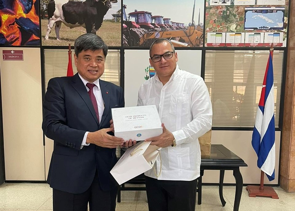 Deputy Minister Tran Thanh Nam presents Cuban Deputy Minister of Agriculture Maury Hechavarria Bermudez with OCOP products from Vietnam. Photo: Thanh Thanh.