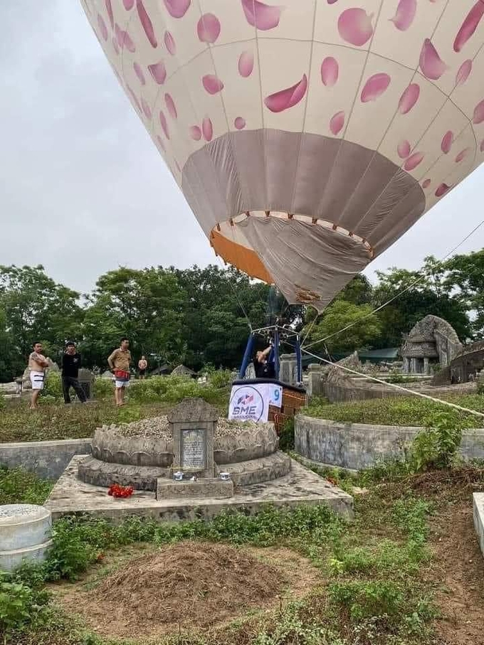 Hình ảnh khinh khí cầu đáp xuống nghĩa địa nhân dân lan truyền trên mạng xã hội.