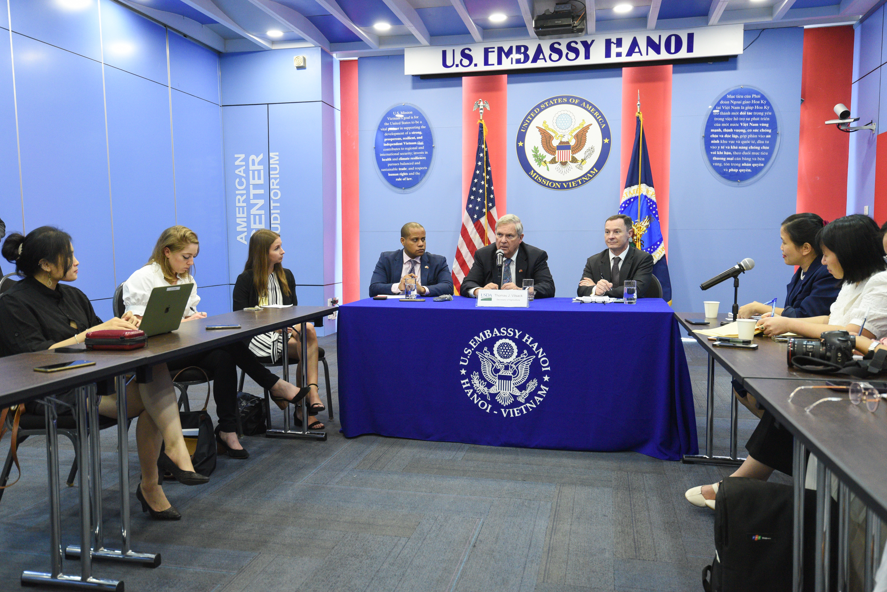 US Secretary of Agriculture Tom Vilsack met with the press on April 19. Photo: Tung Dinh.