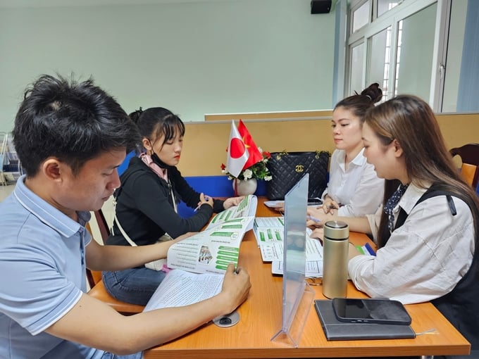 Người lao động và đại diện doanh nghiệp tư vấn tuyển dụng tại Trung tâm Dịch vụ việc làm Đà Nẵng. Ảnh: Nam Khánh.