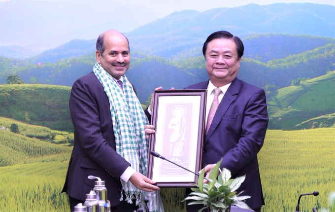 Ngài Đại sứ Sandeep Arya tặng Bộ trưởng Lê Minh Hoan món quà lưu niệm. Ảnh: Thanh Thủy.