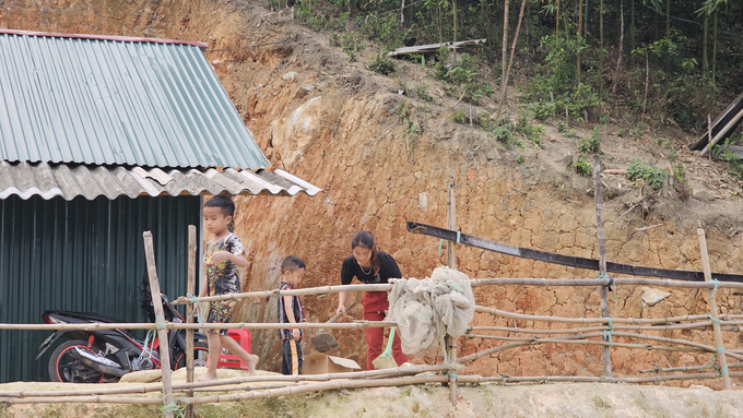 Cuộc sống dưới một nếp nhà ở thôn Trung Hồ thuộc xã Trung Lèng Hồ (huyện Bát Xát, Lào Cai). Ảnh: Hải Đăng