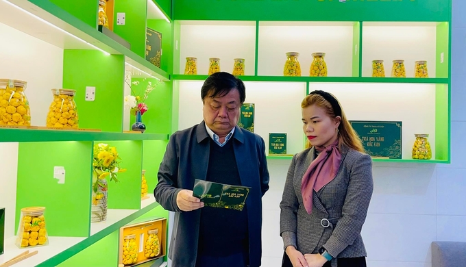 Bộ trưởng Bộ NN-PTNT Lê Minh Hoan tìm hiểu về sản phẩm trà hoa vàng tại Bắc Kạn. Ảnh: Toán Nguyễn. 