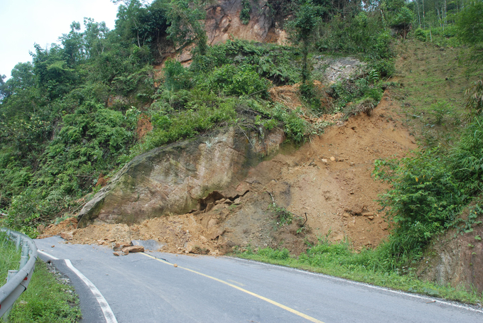 Năm 2022, mưa, bão làm sạt lở taluy gây ách tắc giao thông tại một số tuyến đường trên địa bàn tỉnh Yên Bái. Ảnh: Quang Dũng.