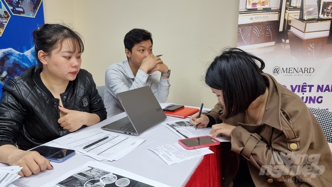 Một doanh nghiệp hoạt động tại Hà Nội đang tư vấn cho người có nhu cầu tìm việc làm. Ảnh: Toán Nguyễn.