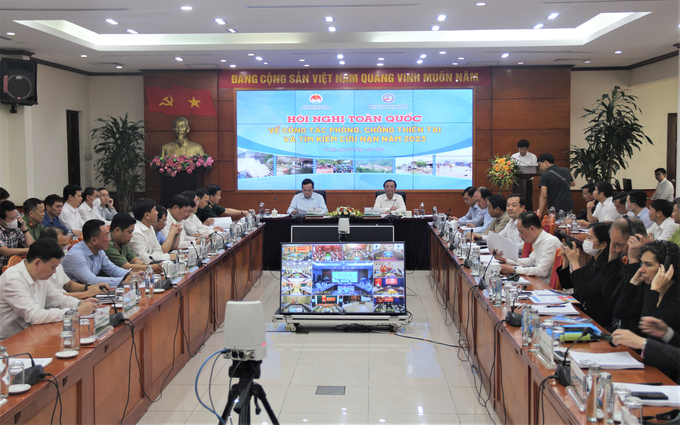 Deputy Prime Minister Tran Luu Quang and Minister of Agriculture and Rural Development Le Minh Hoan co-chaired the National Conference on natural disaster prevention, and search and rescue operations in 2023. Photo: Pham Hieu.