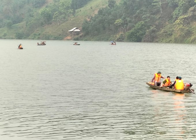 Lực lượng chức năng tỉnh Hà Giang tìm kiếm các nạn nhân bị mất tích trên sông Lô. Ảnh: TL.
