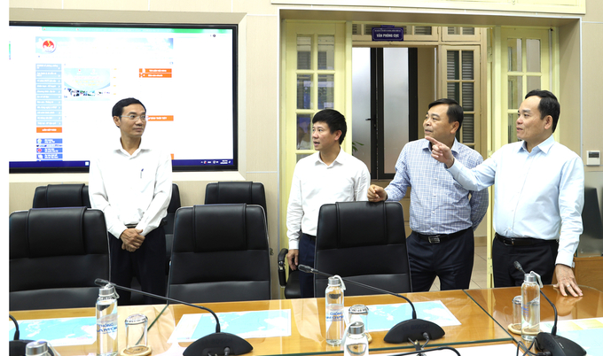 Deputy Prime Minister Tran Luu Quang visiting the Office of the National Steering Committee for Natural Disaster Prevention and Control located at the Ministry of Agriculture and Rural Development. Photo: Minh Phuc.