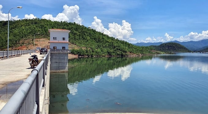 Nguồn nước hồ Sông Lũy, tỉnh Bình Thuận đang dồi dào. Ảnh: Kim Sơ.