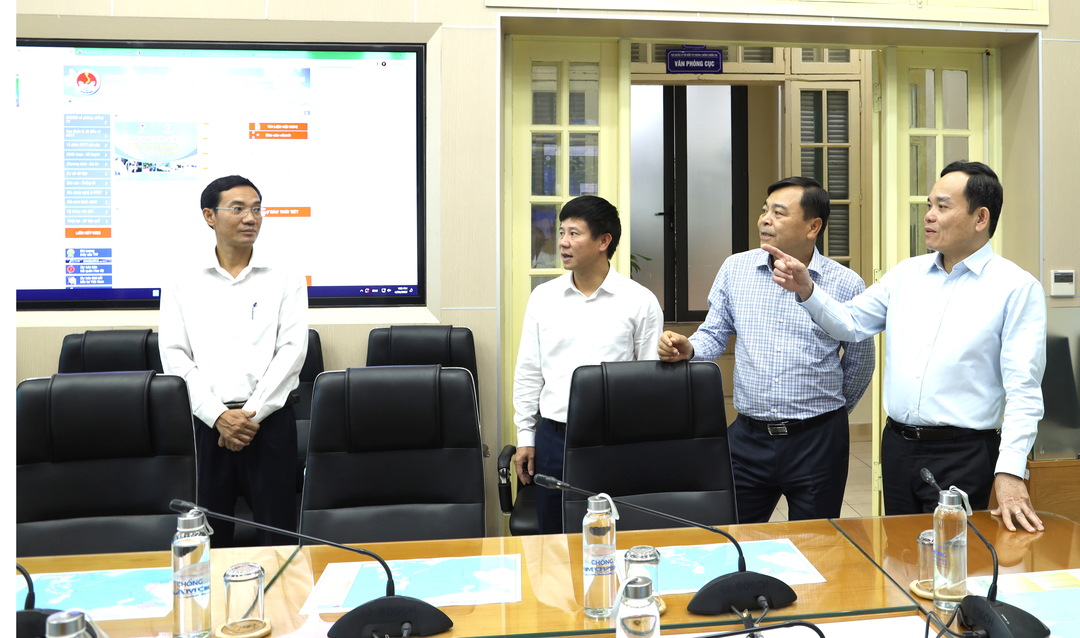 Phó Thủ tướng Chính phủ Trần Lưu Quang thăm cơ sở vật chất của Văn phòng Ban Chỉ đạo Quốc gia về Phòng chống thiên tai đặt tại Bộ NN-PTNT. Ảnh: Minh Phúc.