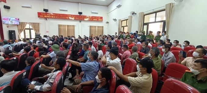 Khoảng 200 người dân xã Đông Á đại diện tham dự buổi đối thoại trong hội trường. Ảnh: TL.