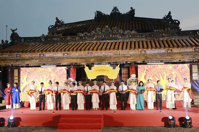 Phó Thủ tướng Trần Lưu Quang cùng các đại biểu cắt băng khai mạc Ngày Sách và Văn hóa đọc Việt Nam lần thứ 2. Ảnh: CĐ.