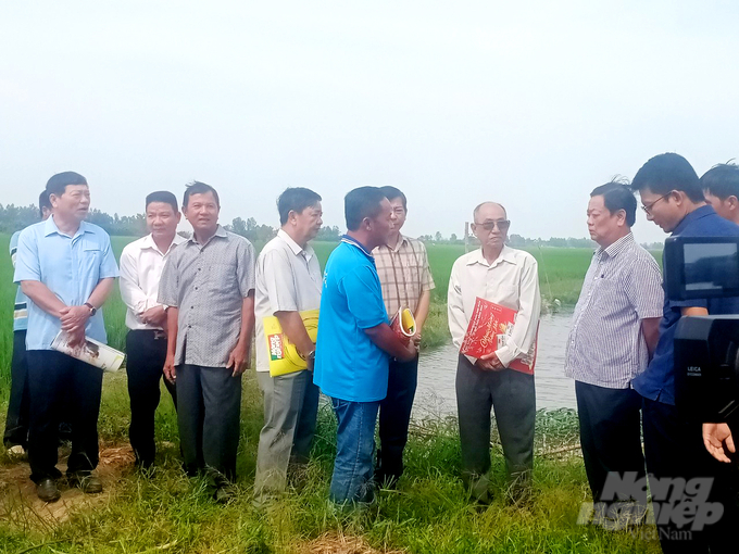 Bộ trưởng Bộ NN-PTNT Lê Minh Hoan trong một lần đến thăm mô hình lúa - cá - vịt tại huyện Tam Nông (Đồng Tháp). Ảnh: Lê Hoàng Vũ.