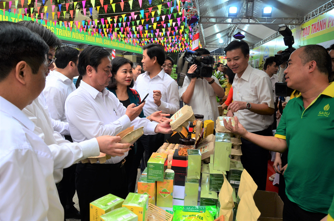 Bộ trưởng Lê Minh Hoan tham quan gian hàng trưng bày các sản phẩm trứng gà, cà gai leo SaDu. Ảnh: Dương Đình Tường.