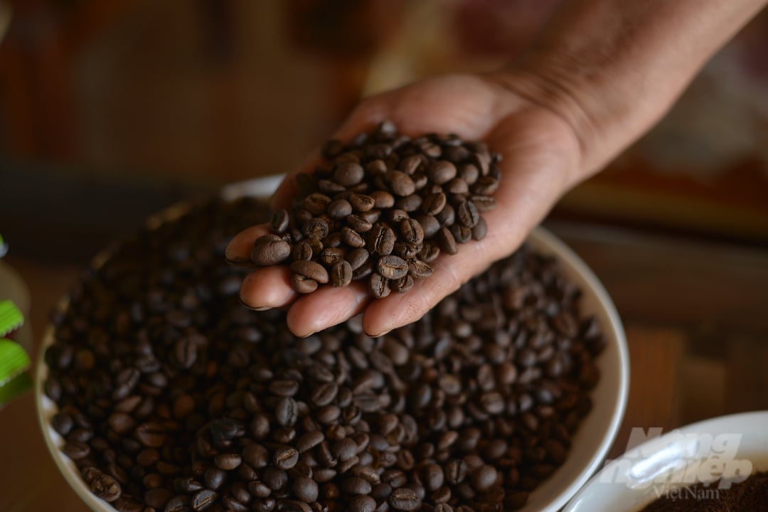Sản phẩm cà phê an toàn, cà phê hữu cơ đang được nông dân Lâm Đồng bán với giá cao hơn cà phê thông thường. Ảnh: Minh Hậu.