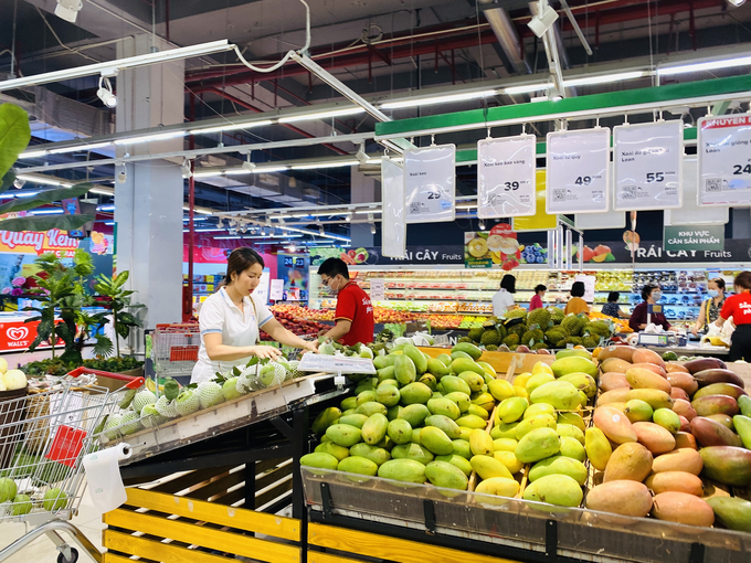 Đa dạng sản phẩm thuộc ngành hàng nông sản Việt được bày bán với giá ưu đãi tại siêu thị WinMart.