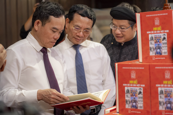 Phó Thủ tướng Trần Lưu Quang cùng các đại biểu tham quan các gian trưng bày sách. Ảnh: LĐH.
