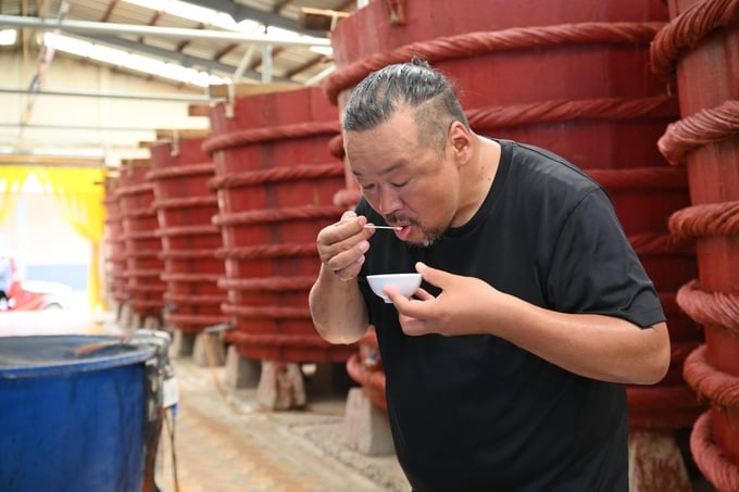 Chuyên gia ẩm thực Matsuo Tomoyuki trải nghiệm nước mắm ngay tại nhà thùng. Ảnh: Masan.