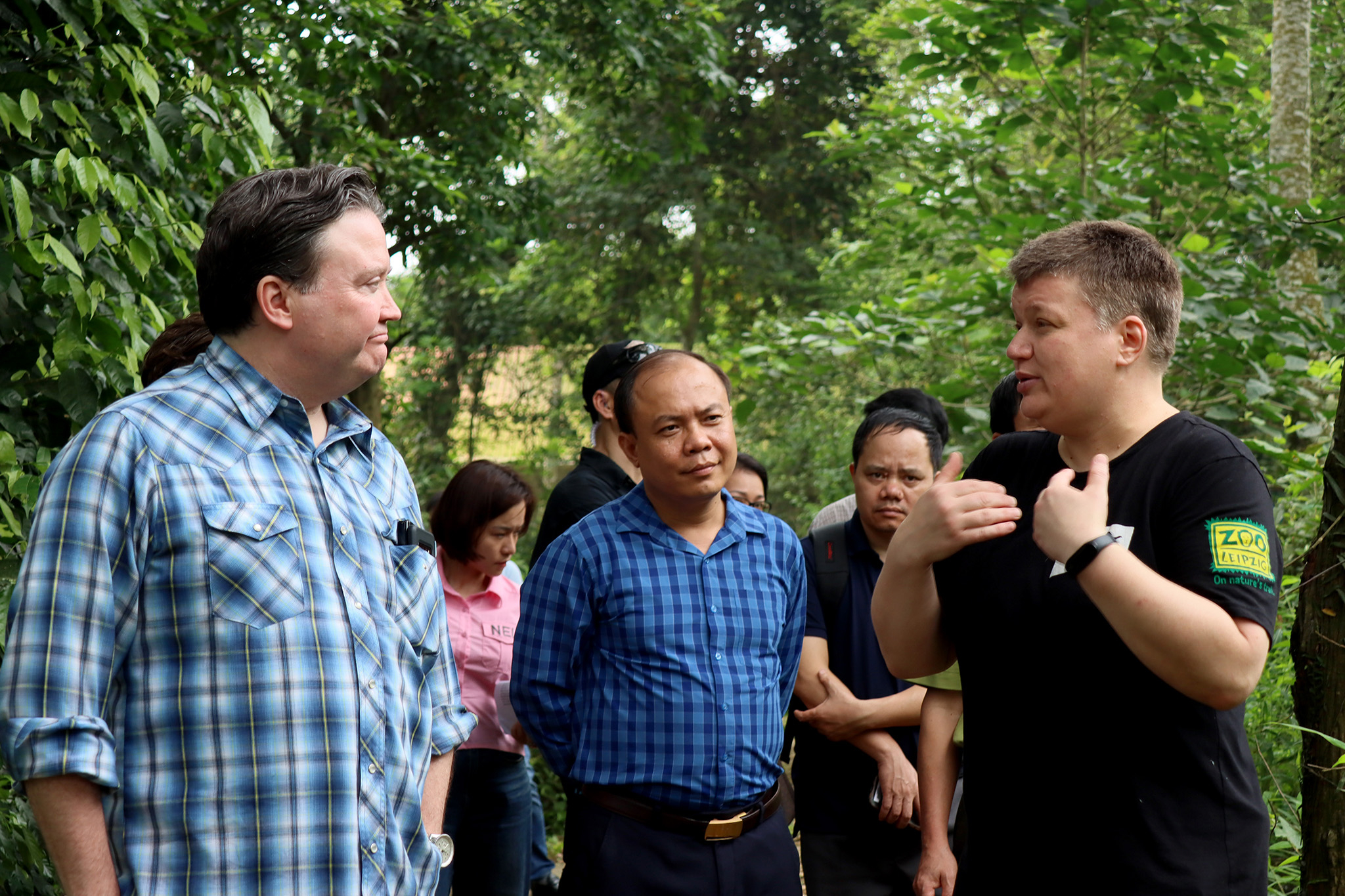 Đại sứ Marc Knapper nghe chuyên gia bảo tồn linh trưởng chia sẻ về hoạt động tại Vườn Quốc gia Cúc Phương.