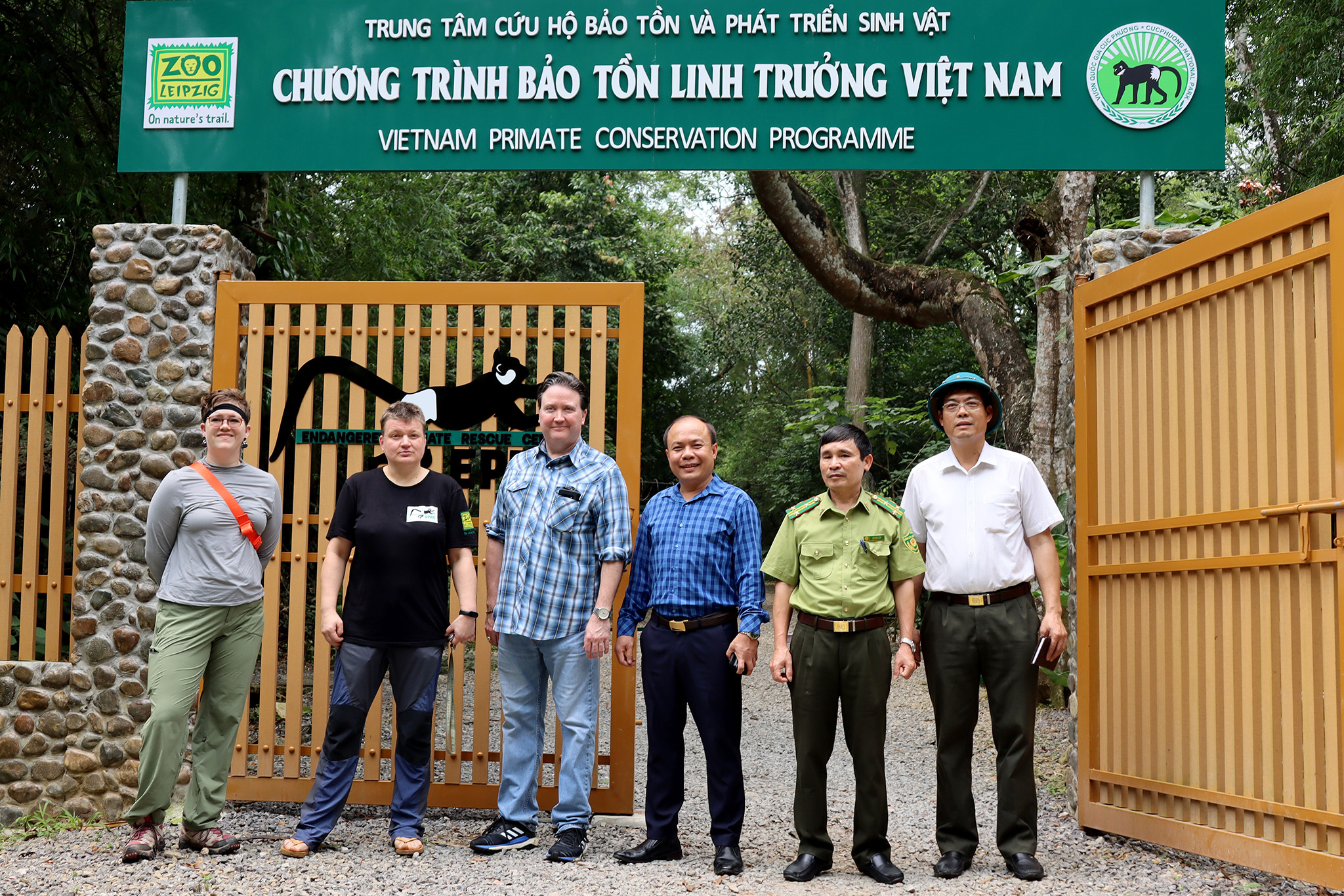 Đại sứ Marc Knapper thăm khu bảo tồn linh trưởng tại Vườn Quốc gia Cúc Phương.