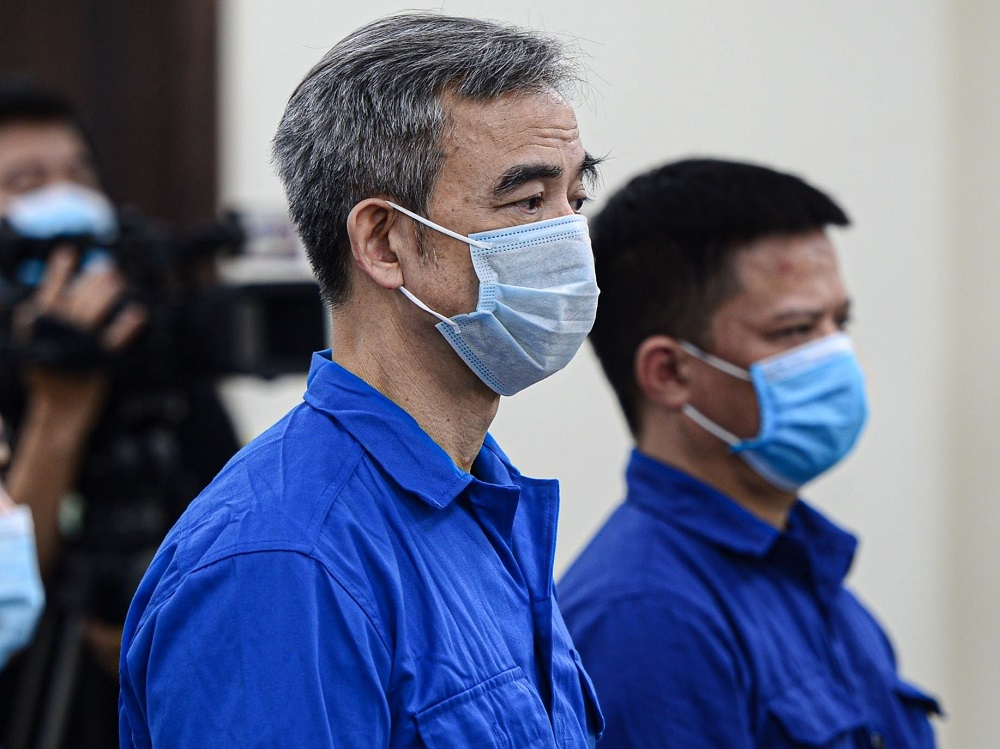 Ông Nguyễn Quang Tuấn, cựu Giám đốc Bệnh viện Tim Hà Nội nhận mức án 3 năm tù về tội Vi phạm quy định về đấu thầu gây hậu quả nghiêm trọng. 