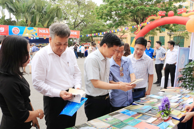 Lãnh đạo Sở Thông tin và truyền thông Hải Phòng cùng các đơn vị liên quan tham quan các gian hàng sách. Ảnh: Đinh Mười.