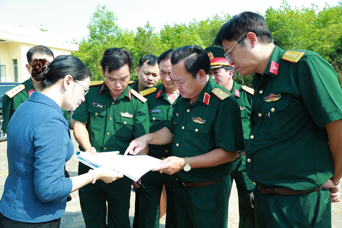 Thiếu tướng Trần Vinh Ngọc, Phó Chính ủy Quân khu 7 khảo sát xây dựng điểm dân cư liền kề chốt dân quân biên giới. Ảnh: CTV.