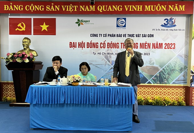 Ông Nguyễn Quốc Dũng, Giám đốc Công ty CP BVTV Sài Gòn  (bìa phải) trả lời thấu đáo các ý kiến của các cổ đông tại đại hội. Ảnh: Đức Trung.